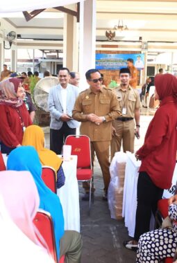 Salurkan BLT DBHCHT di Kota Probolinggo, dr. Aminuddin Minta Lurah Aktif Kawal Pengentasan Kemiskinan