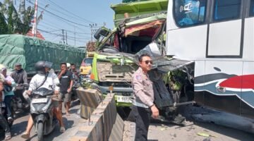 Diduga Langgar Aturan Mendahului, Bus AKAS Asri Alami Kecelakaan Beruntun dengan Dua Dump Truck di Probolinggo