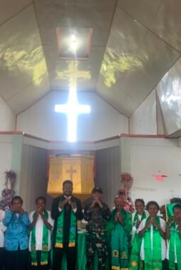 Satgas RI-PNG Yonif 645 Perkenalkan Anggota Pos dan Laksanakan Karya Bakti di Gereja Distrik Apalapsili