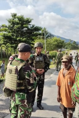 Pererat Gotong Royong dan Kemanunggalan, Satgas Yonif 645/GTY Gelar Karya Bakti di Desa Ampela
