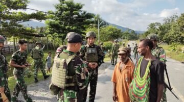 Pererat Gotong Royong dan Kemanunggalan, Satgas Yonif 645/GTY Gelar Karya Bakti di Desa Ampela
