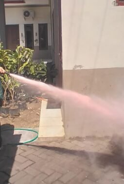 Destana Jrebeng Kulon Matangkan Kesiapsiagaan Relawan Melalui Simulasi Penanggulangan Kebakaran