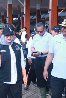 Kemendagri Gelar Gerakan Indonesia Asri di Banyuwangi, Ribuan Peserta Gotong Royong Bersihkan Pantai Ancol Plengsengan