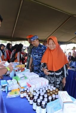 Hari Bakti ke-79, TNI AU Gelar Pemeriksaan Kesehatan Gratis dan Bagikan Sembako di Banyuwangi
