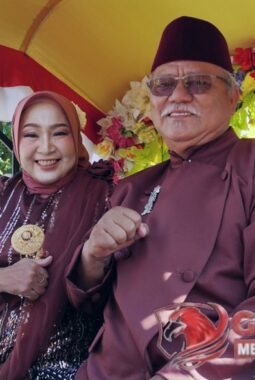 Kades Bulakparen Pimpin Kirab Sedekah Bumi Naik Kereta Kuda, Warga Antusias Berebut Gunungan