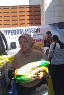 DKUP Kota Probolinggo Gelar Operasi Pasar, Ratusan Warga Padati GOR Tri Dharma Mangunharjo