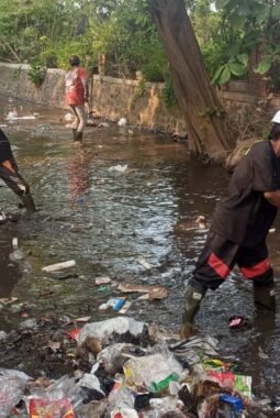 Relawan Kebersihan Kota Probolinggo Bersihkan Sampah di Sungai Kalibron, Pasang Pagar Bambu Cegah Pencemaran