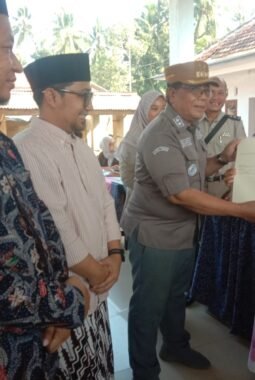 331 Warga Desa Pondokdalem Semboro Terima Sertifikat Tanah PTSL Tahap Pertama