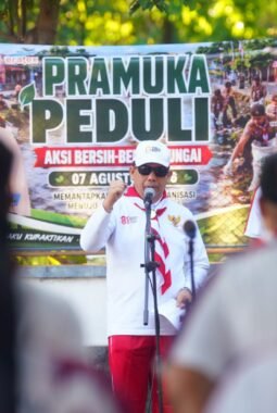 Pramuka Kota Probolinggo Turun ke Sungai, Ajak Masyarakat Hentikan Kebiasaan Buang Sampah Sembarangan