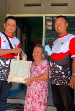 Sambut HUT RI ke-81, Lapas Banyuwangi Salurkan Paket Sembako untuk Warga Sekitar