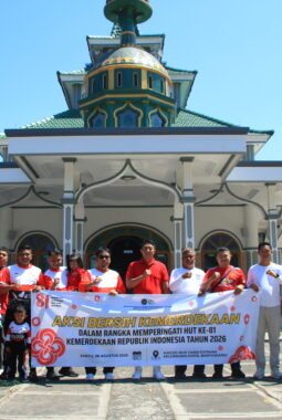 Wujud Kepedulian Lingkungan, Lapas Banyuwangi Bersihkan Fasilitas Umum Sambut HUT RI ke-81