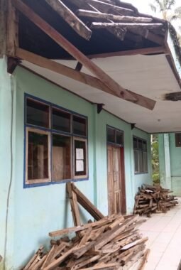 SMP KOSGORO KALIPURO MEMPRIHATINKAN, YAYASAN PUSAT DIMINTA TURUN TANGAN: JANGAN BIARKAN SEMANGAT GURU DAN SISWA PADAM