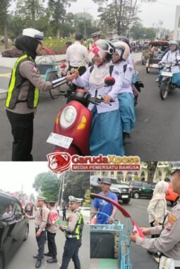 Polres Lumajang Bagikan Ratusan Bendera Merah Putih kepada Pengendara di Hari Kemerdekaan