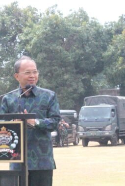 Gubernur Koster Bersama Danrem Lepas Bantuan Logistik Sekitar 9 Truck