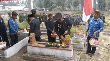 Suku Tengger Gelar Syukuran HUT RI ke 81 dan Tabur Bunga di Makam Pahlawan