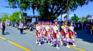 Polsek Gianyar Intensifkan Pengamanan Di Setiap Persimpangan, Pastikan Lomba Gerak Jalan SMP Putri Berlangsung Aman Dan Lancar