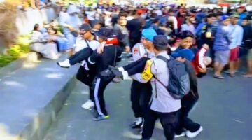 Respons Cepat Polsek Gianyar Bantu Evakuasi Peserta Gerak Jalan Yang Mengalami Sesak Napas