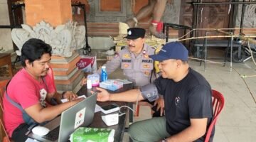 Aksi Kemanusiaan Di Kengetan, Bhabinkamtibmas Singakerta Hadir Dukung Donor Darah Bersama PMI