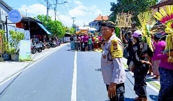 Kawal Prosesi Ngaben Warga Binaan, Bhabinkamtibmas Penatih Dangin Puri Pastikan Berjalan Lancar