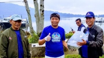 Gerakan Langit Biru Menjelang HUT Ke-25, Demokrat Bali Melaksanakan Bersih Sampah Serta Menebar Benih Ikan Di Danau Beratan Dan Tamblingan 