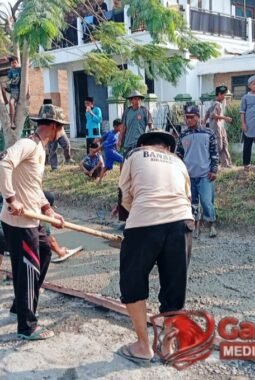 Swadaya Warga Sikancil Cor Jalan Kabupaten, Tamparan Keras Untuk Pemkab Brebes