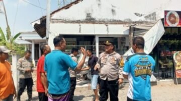 Apotik Anisa di Dusun Pondok Jeruk, Desa Wringinagung, Kecamatan Jombang Ambruk, Menimpa Warga