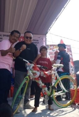 Jalan Sehat Kemerdekaan RI Ke-81 Desa Tanggul Wetan Suasana Meriah, Pembagian Hadiah Dimulai di Pendopo