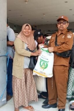3.000 Lebih kurang Warga Darungan Terima Beras 30 Kg, Desa Terapkan 2 Gelombang Pengambilan Demi Keteraturan