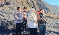Khofifah Turun ke Bromo, Dua Helikopter Disiapkan Hadapi Kebakaran yang Terus Meluas