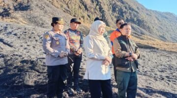 Khofifah Turun ke Bromo, Dua Helikopter Disiapkan Hadapi Kebakaran yang Terus Meluas