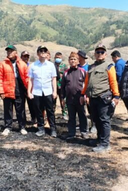 Emil Dardak Pastikan Bromo Masih Siaga Karhutla, Fokus Penanganan Beralih ke Pengawasan Bara Api