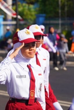 Pelajar SD-SMP Ramaikan Gerak Jalan HUT Kemerdekaan, Wali Kota Probolinggo Dorong Penguatan Karakter Siswa