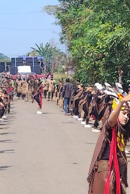 Tampil Beda, Warga RT 004 Banyuanyar Tengah Bawa Konsep Pasukan Palang Adat Papua