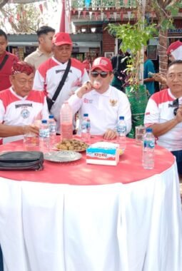 Rayakan Kemerdekaan RI, Komunitas Kumkum SCB Kota Probolinggo Hadirkan Lomba Panjat Pinang Tengah Laut