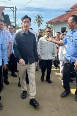 Wapres Gibran Didampingi Gubernur Sumut dan Bupati Tapteng Kunjungi SMAN 1 Barus, Serahkan Bantuan Fasilitas Pendidikan