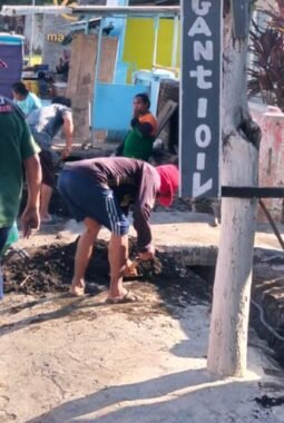 Warga Mangunharjo Sisihkan Waktu Minggu Pagi, Gorong-Gorong Jalan Patimura Dibersihkan Bersama