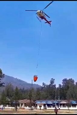 Helikopter Water Bombing Tiba di Ijen, Pemadaman Karhutla Dilakukan dari Udara