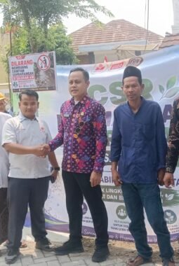 Wujudkan Lingkungan Sehat, CSR PT Mayora Gelar Normalisasi Sungai 1 Km di Desa Gembong