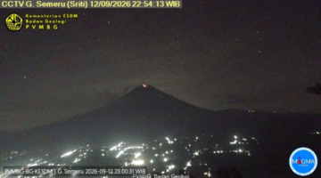Erupsi Gunung Semeru: Tinggi Kolom Abu Capai 300 Meter, Warga Imbau Jauhi Radius Berbahaya