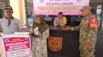 Bhabinkamtibmas Bersama Bhabinsa Tanggul Mendampingi Penyaluran BLT di Desa Tanggul Wetan