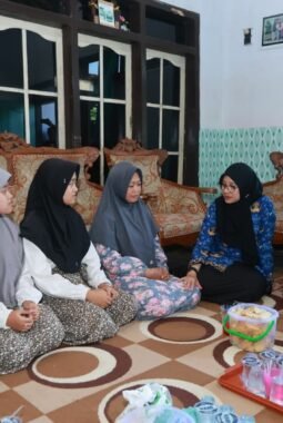 Bupati Ipuk Jamin Pendidikan Anak Korban KM Virgo Asal Banyuwangi