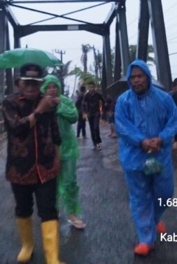 Bupati Masinton Turun Langsung Pantau Banjir Sigotom, BPBD Kerahkan Perahu Karet Evakuasi Warga