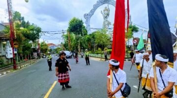 Bhabinkamtibmas Kelurahan Gianyar Amankan Upacara Mendak Toya Ning Rangkaian Pujawali Pura Puseh Desa Adat Gianyar