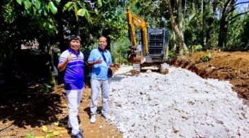 I Made Mudarta Memimpin Pembukaan Jalan Baru Secara Swadaya Dan Gotong Royong Di Desa Sangketan Penebel