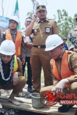 Bupati Brebes Letakkan Batu Pertama Rumah Ibu Rasti di Larangan