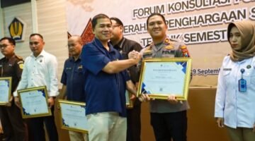 Kepala KPPN teguh irwono piagam langsung di terima sama Wakapolres Kompol A.Effan Sulaiman jember