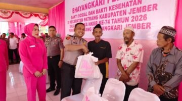 Polres jember AKBP alaiddin S.H.,S.I.K,M.H bersama ketua Bhayangkari cabang Jember Ny Rani alaiddin bakti sosial dan bakti kesehatan rangka HKGB yang ke 74