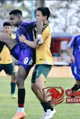 PERANG BINTANG DI UJUNG TIMUR JATENG: Tarian Senegal di Rumput Agus Salim