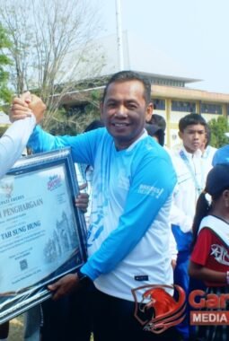 KETIKA DAMKAR PABRIK JADI HARAPAN WARGA: TSH KERSANA TERIMA PENGHARGAAN BUPATI BREBES