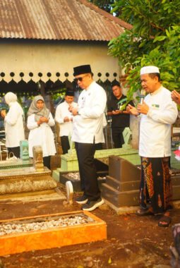 Jelang Hari Jadi ke-667, Pemkot Probolinggo Kenang Jasa Para Pendahulu Lewat Ziarah Makam